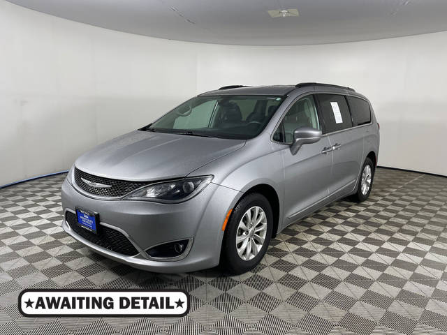 2017 Chrysler Pacifica Minivan Touring-L FWD photo
