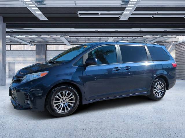 2018 Toyota Sienna XLE FWD photo