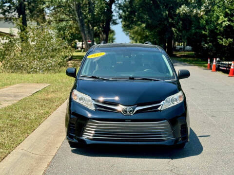 2018 Toyota Sienna LE FWD photo
