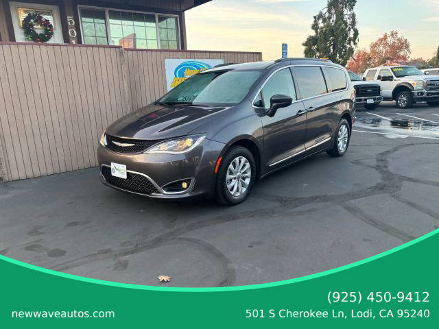 2017 Chrysler Pacifica Minivan Touring-L FWD photo