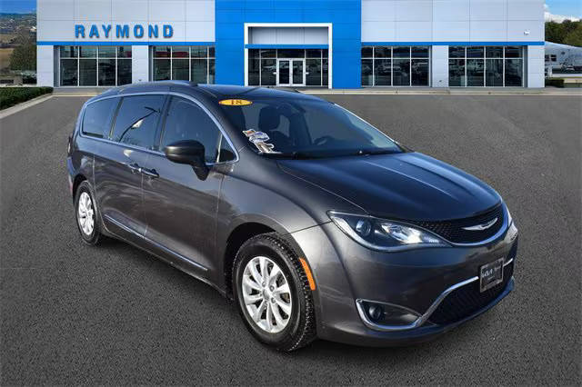 2018 Chrysler Pacifica Minivan Touring L FWD photo
