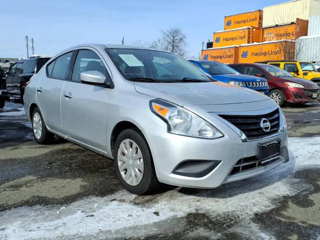 2017 Nissan Versa SV FWD photo