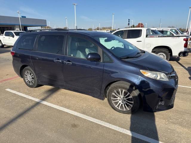 2018 Toyota Sienna XLE FWD photo