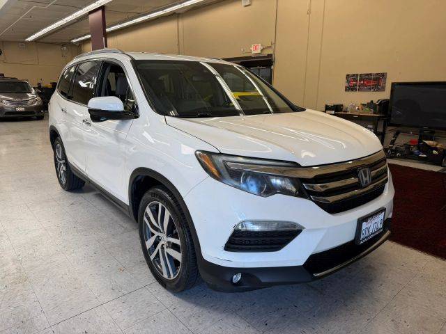 2018 Honda Pilot Touring FWD photo