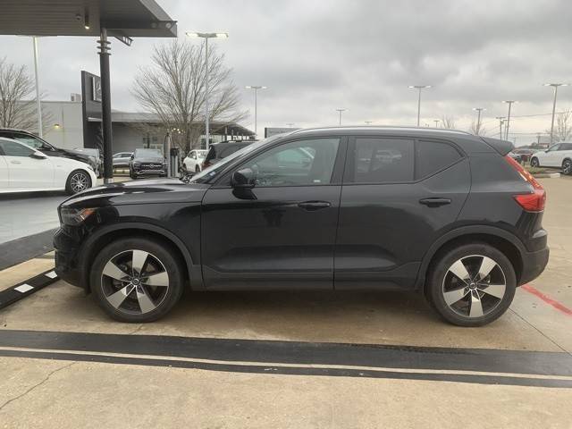 2019 Volvo XC40 Momentum AWD photo