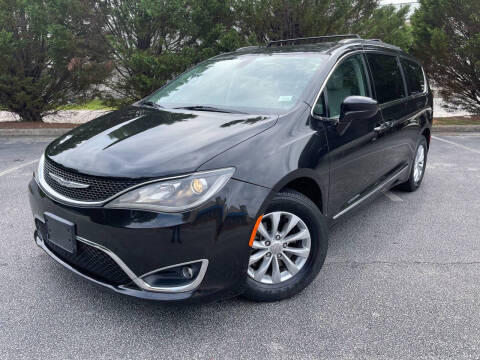 2017 Chrysler Pacifica Minivan Touring-L FWD photo