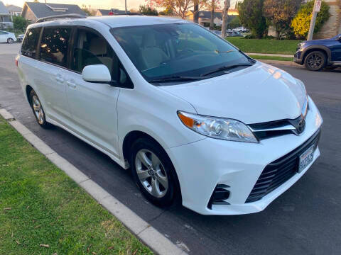 2018 Toyota Sienna LE FWD photo
