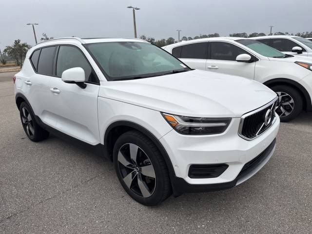 2019 Volvo XC40 Momentum AWD photo