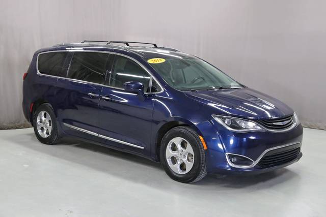 2018 Chrysler Pacifica Minivan Hybrid Touring L FWD photo