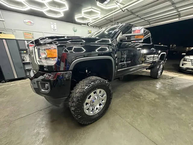 2018 GMC Sierra 2500HD Denali 4WD photo