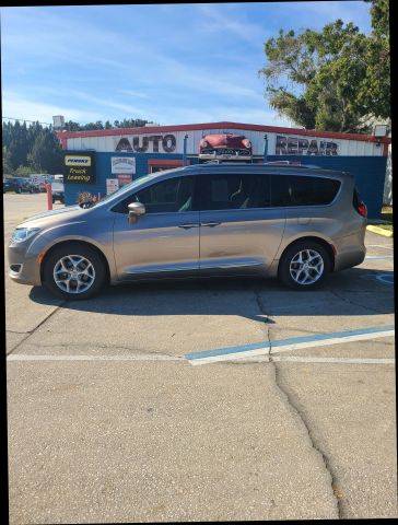 2018 Chrysler Pacifica Minivan Touring L Plus FWD photo