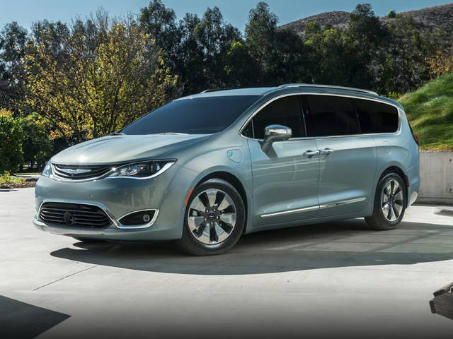 2018 Chrysler Pacifica Minivan Hybrid Touring L FWD photo
