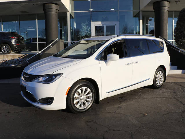 2018 Chrysler Pacifica Minivan Touring L FWD photo