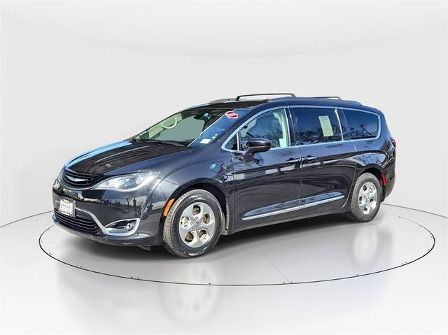 2018 Chrysler Pacifica Minivan Hybrid Touring L FWD photo