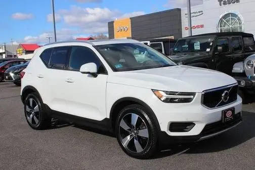2019 Volvo XC40 Momentum AWD photo