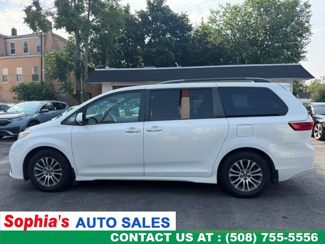 2018 Toyota Sienna XLE FWD photo