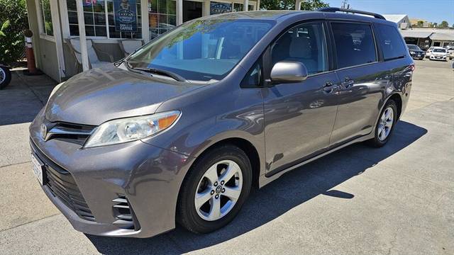 2018 Toyota Sienna LE FWD photo