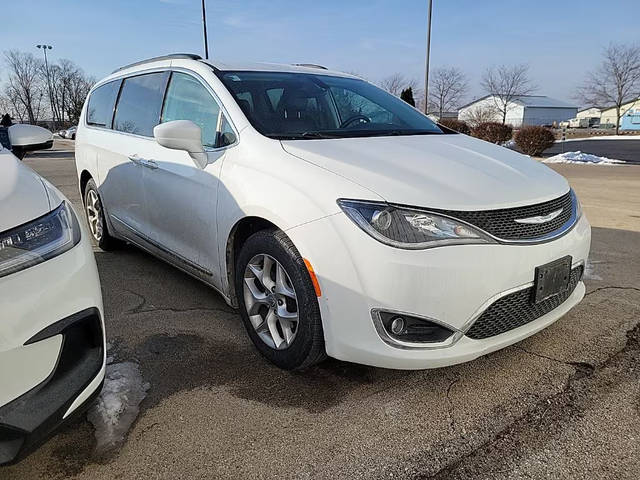 2017 Chrysler Pacifica Minivan Touring-L FWD photo
