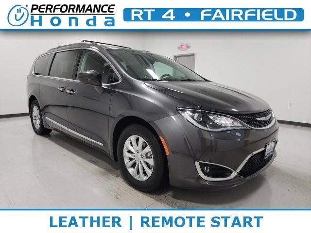 2017 Chrysler Pacifica Minivan Touring-L FWD photo