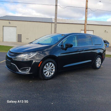 2018 Chrysler Pacifica Minivan Touring Plus FWD photo