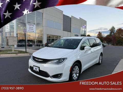 2018 Chrysler Pacifica Minivan Touring Plus FWD photo