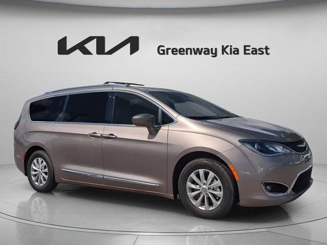 2018 Chrysler Pacifica Minivan Touring L FWD photo