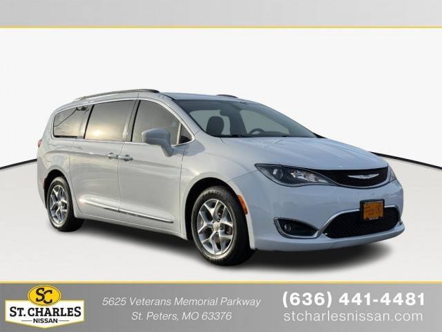 2017 Chrysler Pacifica Minivan Touring-L FWD photo