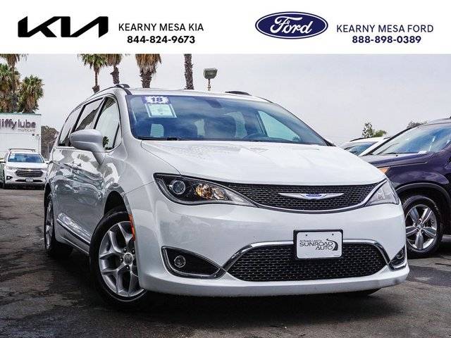 2018 Chrysler Pacifica Minivan Touring L FWD photo