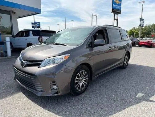 2018 Toyota Sienna XLE FWD photo