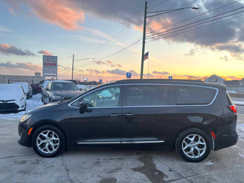 2017 Chrysler Pacifica Minivan Touring-L FWD photo