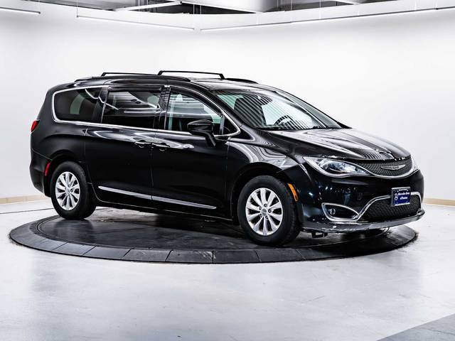 2017 Chrysler Pacifica Minivan Touring-L FWD photo