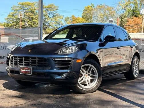 2018 Porsche Macan  AWD photo