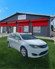 2018 Chrysler Pacifica Minivan Touring L FWD photo