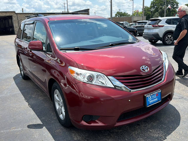 2017 Toyota Sienna LE FWD photo