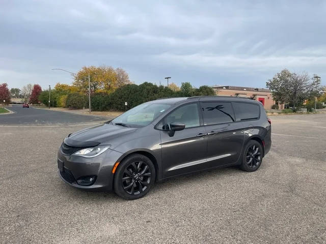 2018 Chrysler Pacifica Minivan Touring L FWD photo