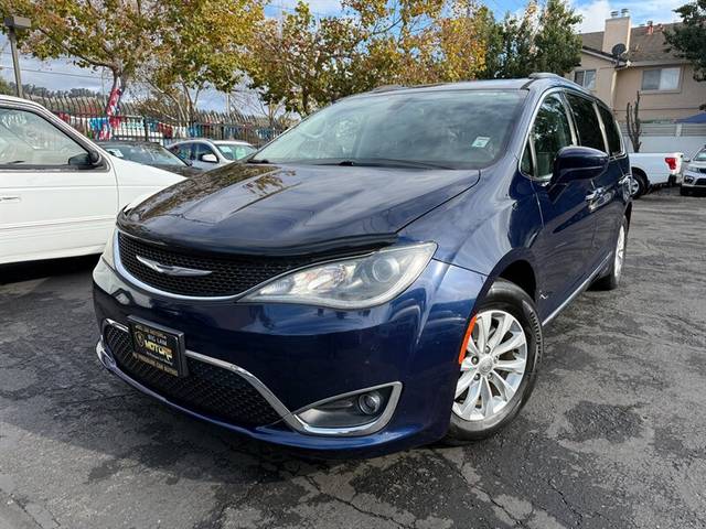 2017 Chrysler Pacifica Minivan Touring-L FWD photo