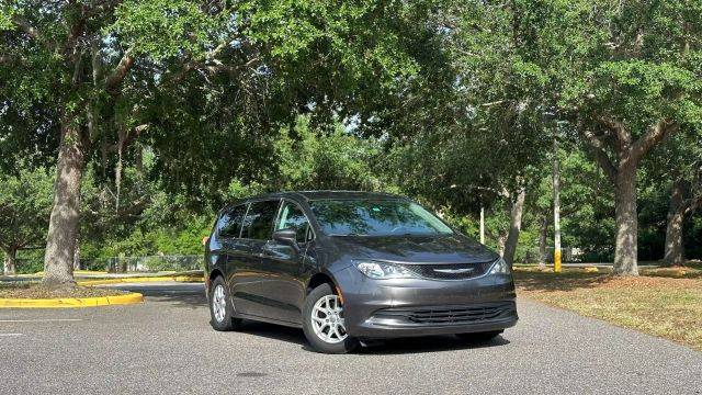 2017 Chrysler Pacifica Minivan Touring FWD photo