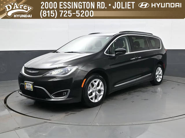 2017 Chrysler Pacifica Minivan Touring-L FWD photo