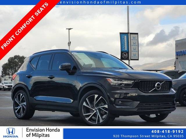 2019 Volvo XC40 Momentum AWD photo