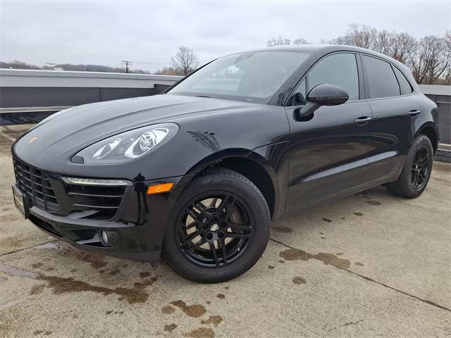 2018 Porsche Macan  AWD photo