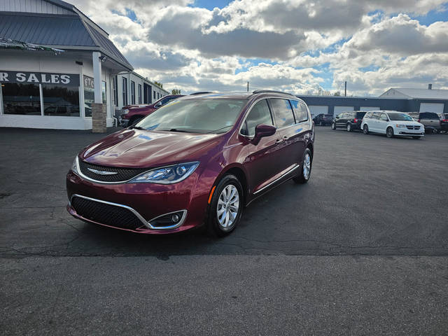 2017 Chrysler Pacifica Minivan Touring-L FWD photo