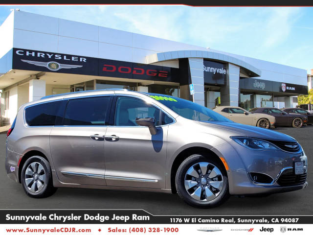 2018 Chrysler Pacifica Minivan Hybrid Limited FWD photo