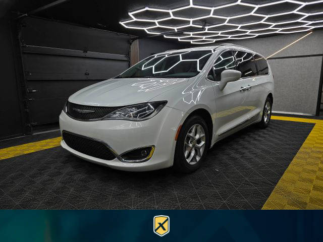 2017 Chrysler Pacifica Minivan Touring-L FWD photo