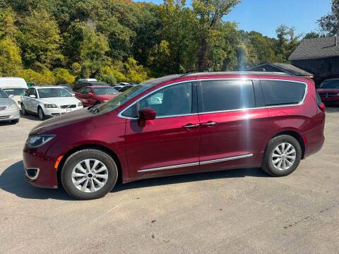 2017 Chrysler Pacifica Minivan Touring-L FWD photo