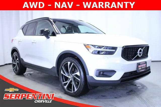 2019 Volvo XC40 Momentum AWD photo