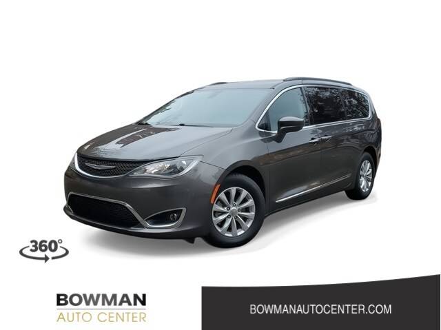 2017 Chrysler Pacifica Minivan Touring-L FWD photo