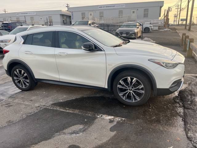 2017 Infiniti QX30 Premium AWD photo