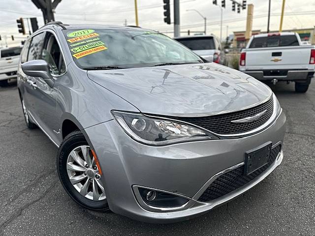 2017 Chrysler Pacifica Minivan Touring-L FWD photo