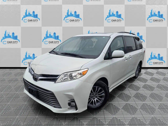 2018 Toyota Sienna XLE FWD photo