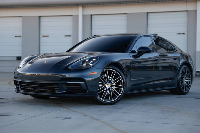 2018 Porsche Panamera  RWD photo